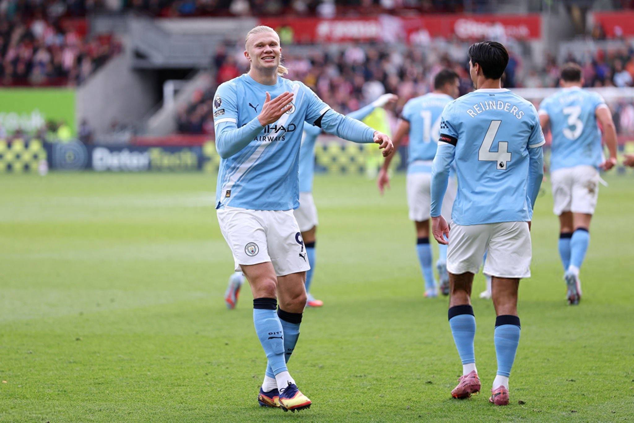 足球国足球迷自发制作横幅，为球队打气（国足球迷自发制作横幅为球队加油）