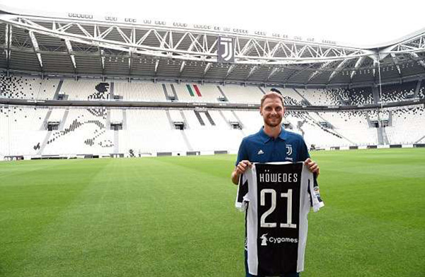 大罗与阿尔卡拉斯切磋网球，还赠送其签名巴西球衣（大罗与阿尔卡拉斯网球过招，赠其亲签巴西球衣）