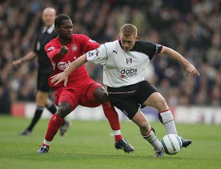 湖人詹姆斯关键三分锁定胜利（詹姆斯命中关键三分助湖人锁定胜局）